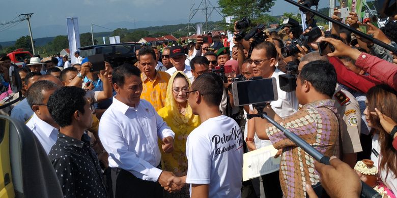 Penyambutan Menteri Pertanian Andi Amran (kiri kedua) di Sukabumi, Jawa Barat, Kamis (21/2/2019).