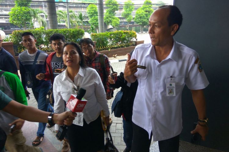 Pengawas Dinas Ketenagakerjaan dan Transmigrasi DKI Diki Susendi saat mendatangi Hotel Alexis, Pademangan, Jakarta Utara, Rabu (1/11/2017).