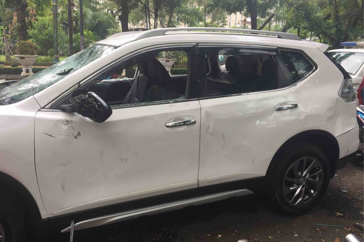 Mobil merek Nissan X-Trail dirusak sekelompok pengenudi ojek online di Underpass Senen, Jakarta Pusat, pada Rabu (28/2/2018).