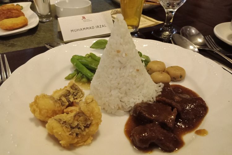 Satu set hidangan utama khas Keraton Yogyakarta di Restoran Bale Raos, di kawasan Keraton Kasunanan Yogyakarta, Sabtu (12/3/2018).