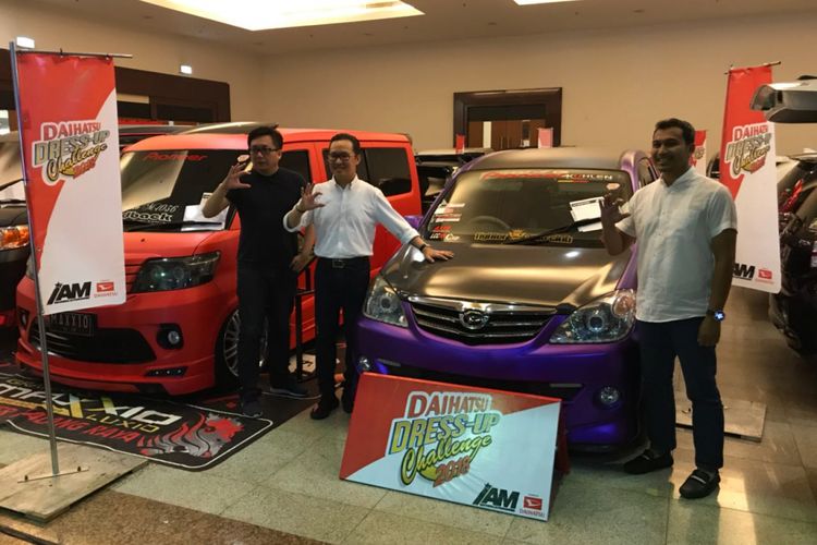 Manajemen Daihatsu dan HIN berfoto bersama beberapa unit modifikasi Daihatsu di Daihatsu Dress Up Challenge 2018, Surabaya Sabtu (24/3/2018).