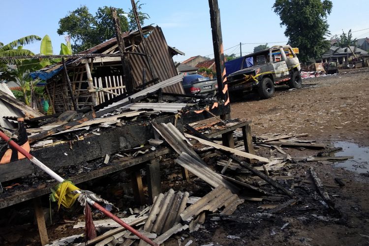 Kondisi posko ormas dan kendaraan yang terbakar di Jatiwaringin, Bekasi, Rabu (28/3/2018)