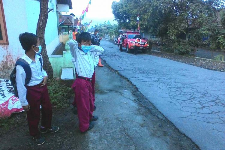 Sejumlah warga menggunakan masker untuk melindungi diri dari dampak hujan abu akibat letusan freatik Gunung Merapi,  Senin (21/5/2018).