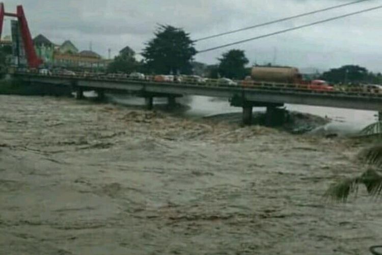 Derasnya air Sungai Jeneberang di bawah Jembatan Kembar,  Kabupaten Gowa,  Selasa (22/1/2019).