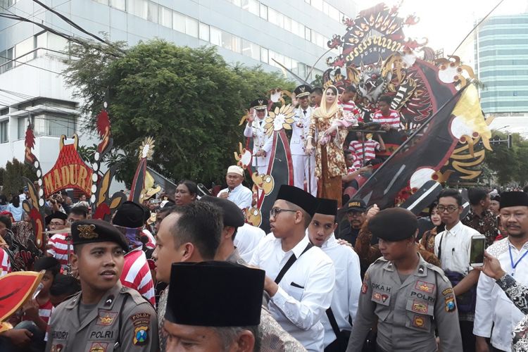 Khofifah-Emil diarak dengan kereta kencana menuju Gedung Negara Grahadi, Kamis (14/2/2019)