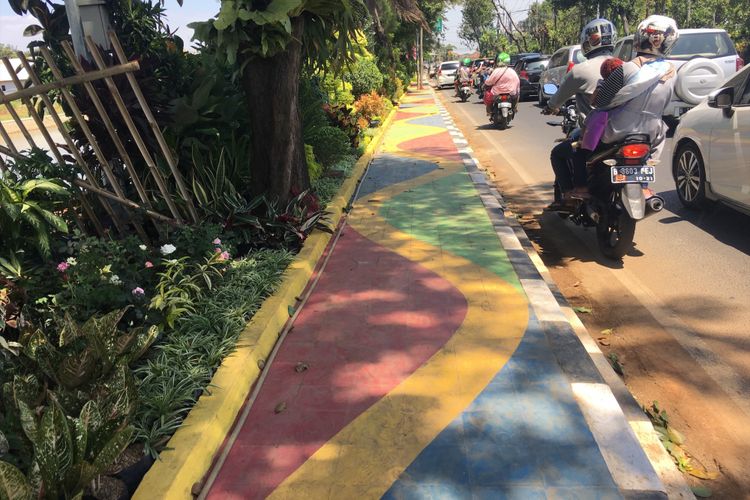 Jalur pedestrian di Jalan Veteran Kota Bekasi dibuat dengan konsep yang berbeda, agar masyarakat lebih tergugah untuk berjalan kaki, Senin (28/8/2017).