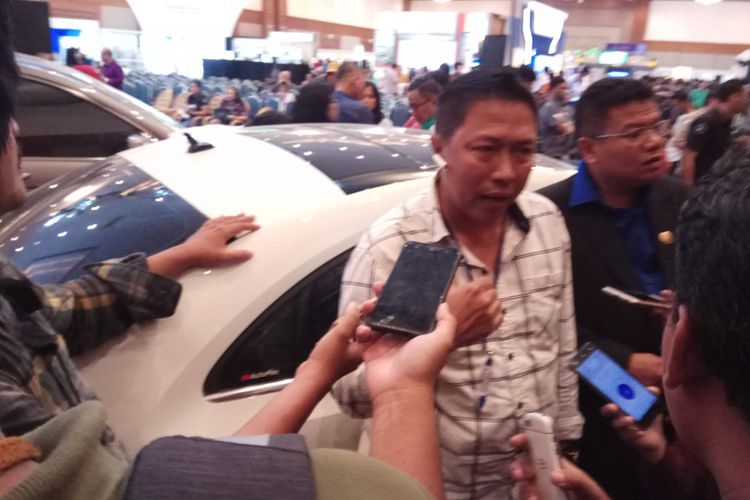 Jupri, pria asal Surabaya, Jawa Timur yang berhasil memenangkan lelang jenis mobil Volkswagen Beetle pada lelang hasil sitaan KPK yang digelar di Jakarta Convention Center, Jakarta Pusat, Jumat (22/9/2017).