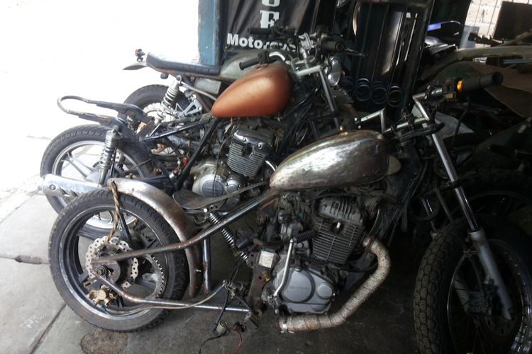 Sejumlah motor hasil modifikasi di bengkel custom Clacustique, Depok.