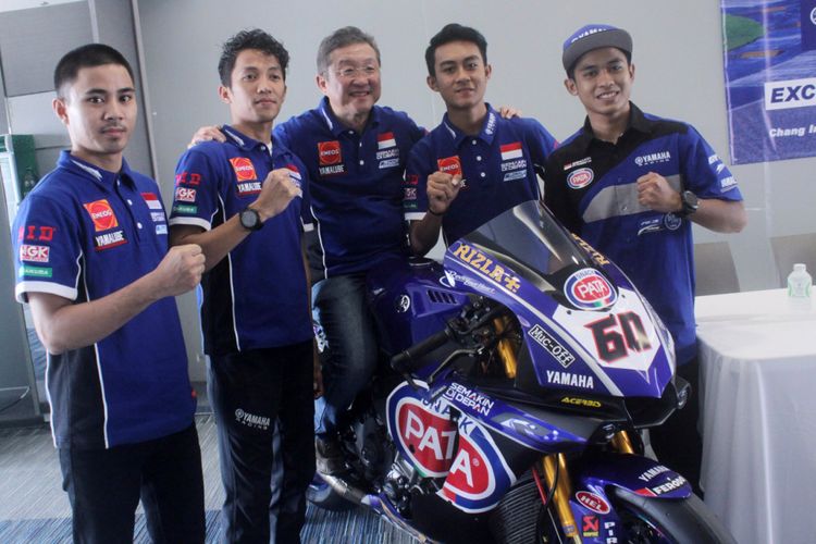 Rider Yamaha Racing Indonesia bersama Minoru Morimoto, Presiden Direktur PT Yamaha Indonesia Motor Manufacturing (YIMM).