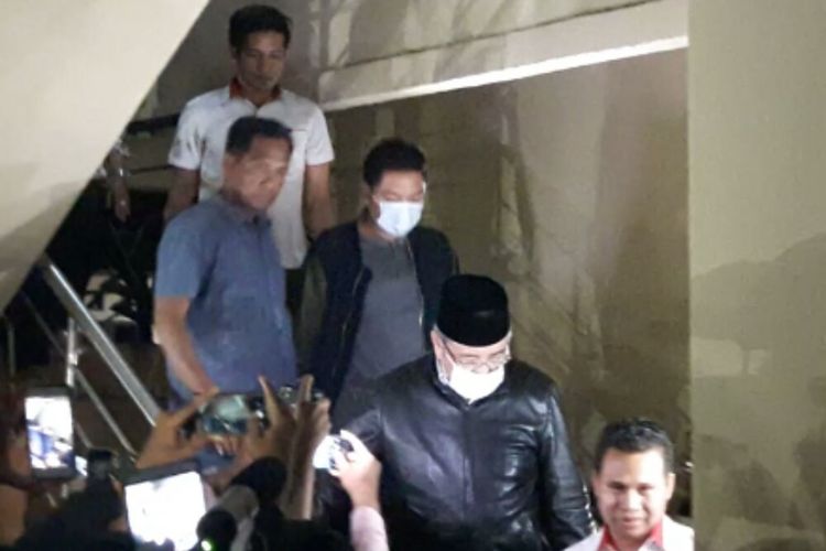 Calon Gubernur Sulawesi Tenggara, Asrun (memakai peci), dan Wali Kota Kendari Adriatma Dwi Putra menuruni tangga gedung Dit Reskrimsus polda Sultra sebelum dibawa KPK ke Jakarta untuk pemeriksaan lanjutan.