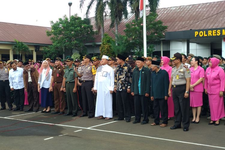 Kapolres Metro Bekasi Kombes Pol Indarto memimpin acara deklrasai masyarakat anti hoaks, Selasa (13/3/2018), di Mapolres Metro Bekasi Kota