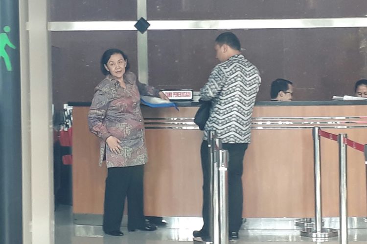 Mantan Sekretaris Jenderal Kementerian Dalam Negeri Diah Anggraini, setelah diperiksa Komisi Pemberantasan Korupsi, Jumat (23/3/2018).