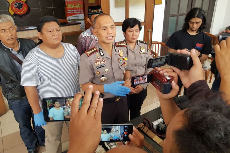 Kapolrestabes Bandung Kombes Hendro Pandowo tengah merilis penembakan pelaku pencurian dengan kekerasan di sebuah perumahan di Kecamatan Bandung Kidul, Kota bandung. 