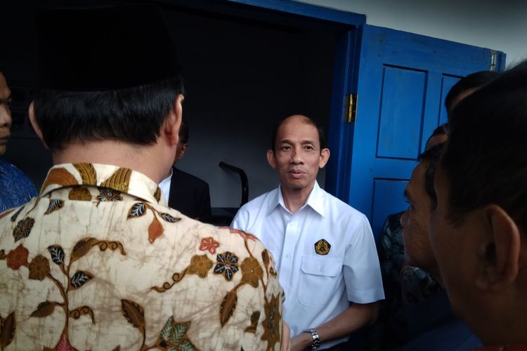 Wakil Menteri Energi dan Sumber Daya Mineral (ESDM) ketika meninjau sumur bor air tanah di Kabupaten Agam, Kamis (24/5/2018).