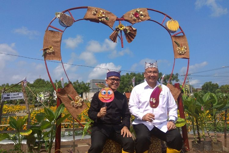 Menteri Desa, Pembangunan Daerah Tertinggal, dan Transmigrasi (Mendes PDTT) Eko Putro Sandjojo bersama Bupati Banyuwangi Abdullah Azwar Anas saat berkunjung di Festival Agro Banyuwangi Selasa (17/7/2018)