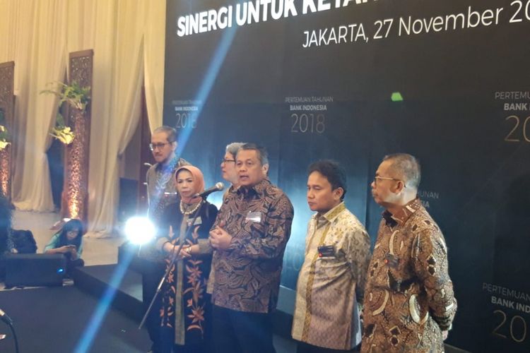 Gubernur Bank Indonesia (BI) Perry Warjiyo dan jajaran Deputi Gubernur BI ketika memberikan keterangan pers kepada awak media di kawasan JCCJakarta, Selasa (27/11/2018).