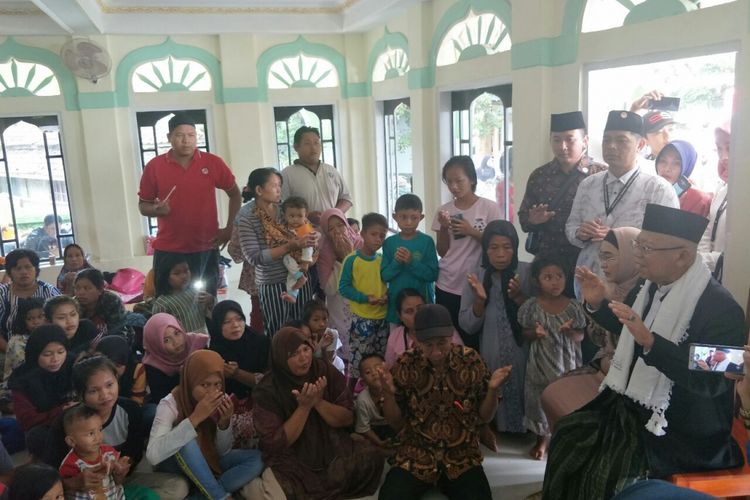Calon wakil presiden nomor urut 01 Maruf Amin ketika mendatangi posko pengungsian korban tsunami Selat Sunda di Masjid Jami Al Muamanah di Selasa (25/12/2018).
