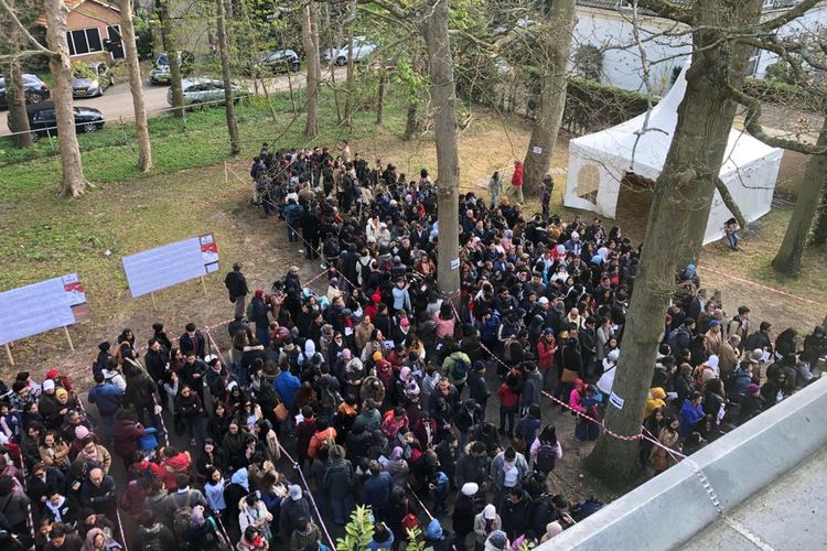 Suasana WNI ketika memberi suaranya dalam kegiatan pemilu di Den Haag, Belanda, Sabtu (13/4/2019).