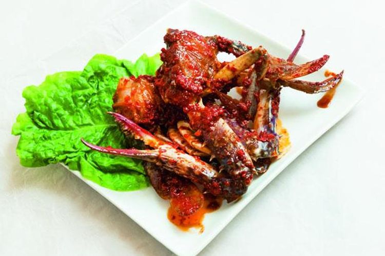 Live Crab Gejang (626 yen) terdiri dari kepiting blue crab dan saus pedas lada cabai. 