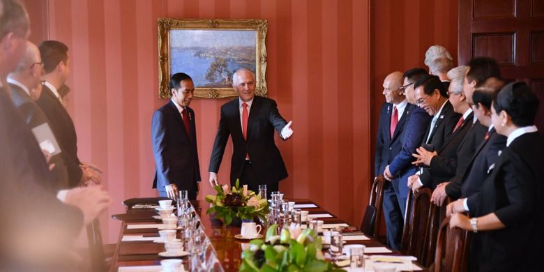 Presiden Joko Widodo dan Perdana Menteri Australia Malcolm Turnbull sesaat sebelum melangsungkan pertemuan bilateral di Admiralty House, Sydney, Minggu (26/2/2017).