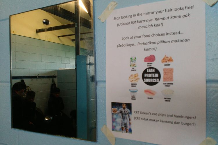 Tulisan di dinding ruang ganti tempat latihan para pemain Garuda Select di Aston Recreation Centre.