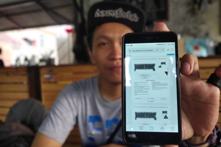 Muhammad Zulfikli Nurdin saat menunjukan tiket konser Slipknot dari Hammersonic yang dia beli online saat ditemui Kompas.com di Cafe Mawar, Samarinda, Sabtu (7/3/2020).