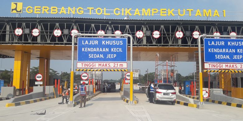 Gerbang Tol (GT) Cikampek Utama di Jalan Tol Jakarta-Cikampek.