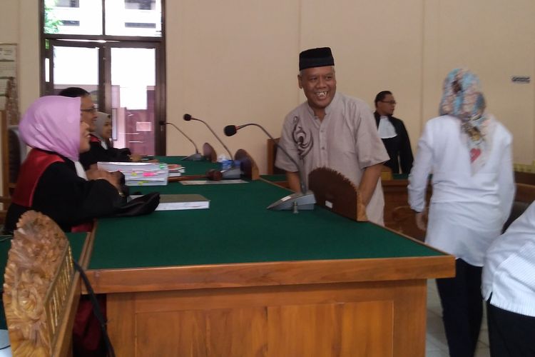 Terdakwa kasus mafia bola Dwi Irianto alias Mbah Putih hadir pada sidang di Pengadilan Negeri (PN) Banjarnegara, Jawa Tengah, Kamis (13/6/2019).