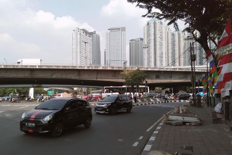 Sejumlah kendaraan bernomor polisi ganjil masih melintas di Jalan Tomang Raya pada pelaksanaan uji coba ganjil gejap Senin (12/8/2019). 