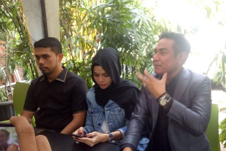 Nikita Mirzani ditemani oleh kuasa hukumnya di Polres Jakarta Selatan, Selasa (2/10/2018). Ia menjalani pemeriksaan saksi atas dugaan kasus penggelapan yang dilaporkan suaminya, Dipo Latief.