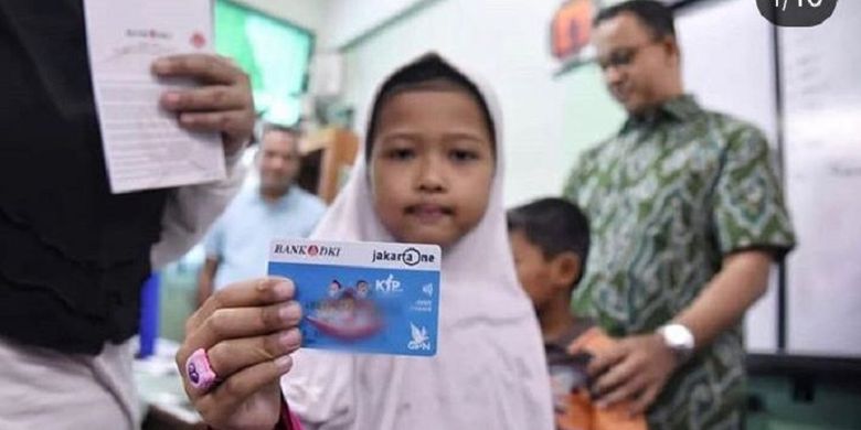 Seorang siswi tengah menunjukkan Kartu Jakarta Pintar (KJP) Plus