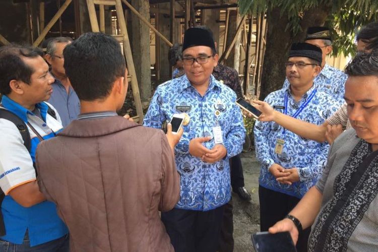 Bupati Pekalongan, Jawa Tengah, Asip Kholbihi memberikan keterangan kepada wartawan, Selasa (2/5/2017).
