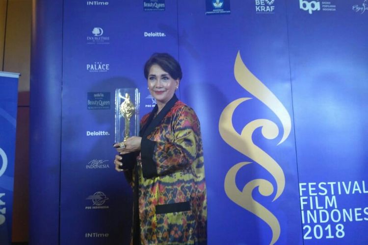 Aktris senior Widyawati usai mendapat penghargaan Lifetime Achievement Award dalam Piala Citra 2018 di Teater Besar Taman Ismail Marzuki, Cikini, Jakarta Pusat, Minggu (9/12/2018).
