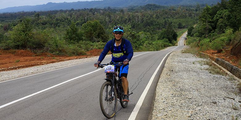 Peserta Bersepeda di Jantung Borneo saat melewati jalur sepanjang 65 kilometer dari Badau menuju Bukit Kedungkang, Kalimantan Barat, Sabtu (28/10/2017).