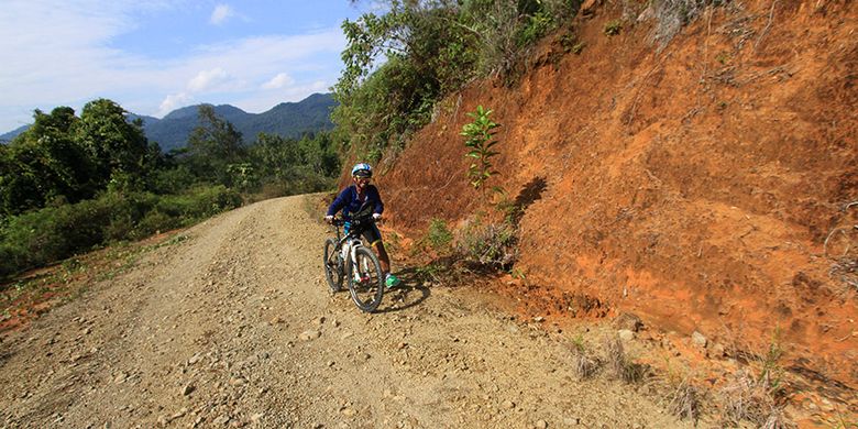 Peserta Bersepeda di Jantung Borneo saat melewati jalur sepanjang 65 kilometer dari Badau menuju Bukit Kedungkang, Kalimantan Barat, Sabtu (28/10/2017).