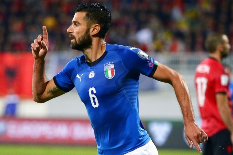 Gelandang Italia, Antonio Candreva, merayakan gol yang dia cetak ke gawang Albania dalam laga Kualifikasi Piala Dunia 2018 zona Eropa di Stadion Loro Borici, Shkoder, pada 9 Oktober 2017. 