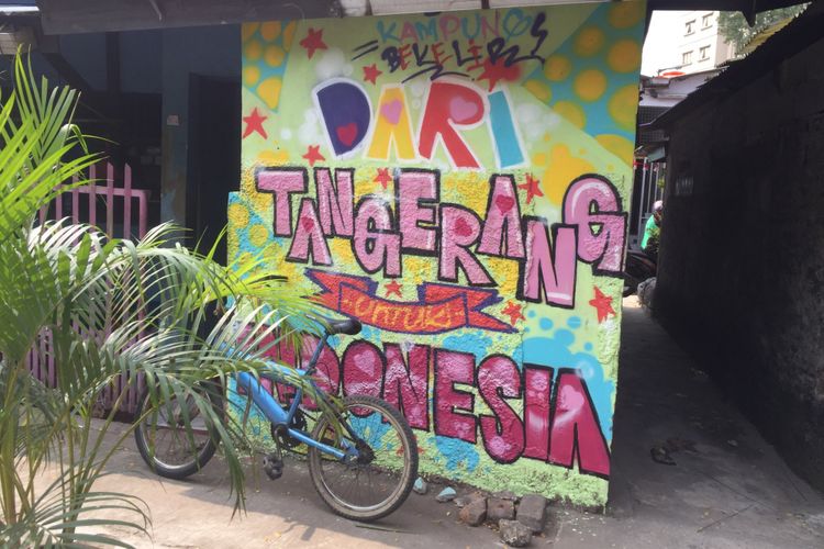 Beberapa rumah di RW 01 Kelurahan Babakan, Kecamatan Tangerang, Kota Tangerang yang dicat dengan berbagai motif pada Rabu (23/8/2017). Sebanyak 300 rumah di sana dihias oleh warga bersama sejumlah seniman yang tergabung dalam program Kampung Berkelir yang didukung oleh Pemerintah Kota Tangerang.