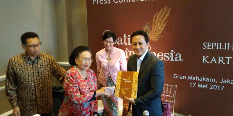 Koleksi kain batik dari Kartini Muljadi yang dipamerkan saat peluncuran buku Batik Indonesia: Sepilihan Koleksi Batik Kartini Muljadi di Hotel Gran Mahakam, Jakarta, Rabu (17/5/2017).