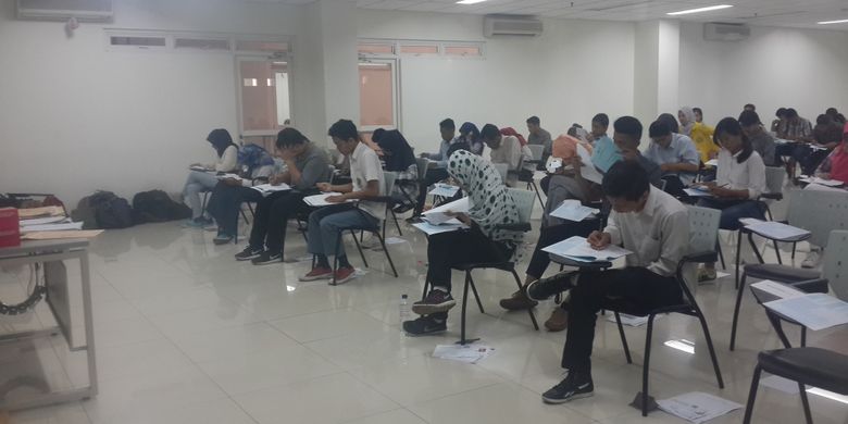 Calon mahasiswa baru melaksanakan ujian SBMPTN 2017 di Gedung Rumpun Ilmu Kesehatan (RIK) Universitas Indonesia, Selasa (16/05/2017)