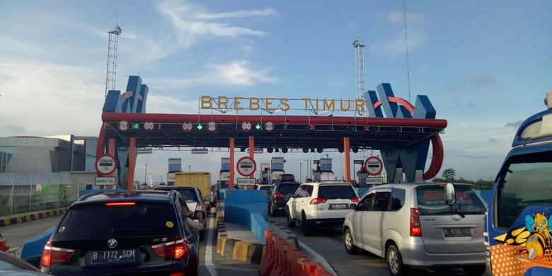 Gebang tol Brebes Timur atau yang dikenal dengan Brexit, di tahun 2017 ini telah mengalami beberapa perbaikan, untuk menunjang arus mudik. Hingga Kamis, (15/6/2017) kondisinya semakin baik dengan penambahan beberapa loket, bahkan dengan fasilitas GTO.