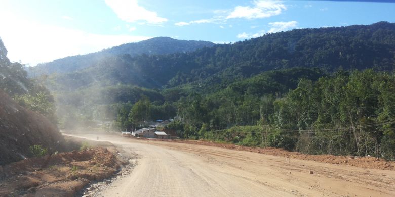 Salah satu ruas jalan yang belum teraspal menuju perbatasan Indonesia-Malaysai di Aruk, Sajingan Besar, Kabupaten Sambas, Kalimantan Barat.