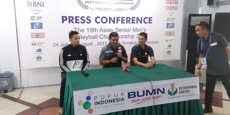 Manajer timnas voli putra Indonesia Kombes Nanang Masbudi (tengah), dalam sesi jumpa pers selepas pertandingan.