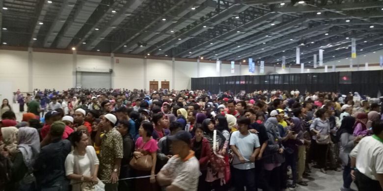 Ratusan pengunjung ditempatkan sementara ke sisi ruang Hall B yang terbagi dua. Hal itu untuk menghindari kepadatan pengunjung di area utama pameran KAI Travel Fair.
