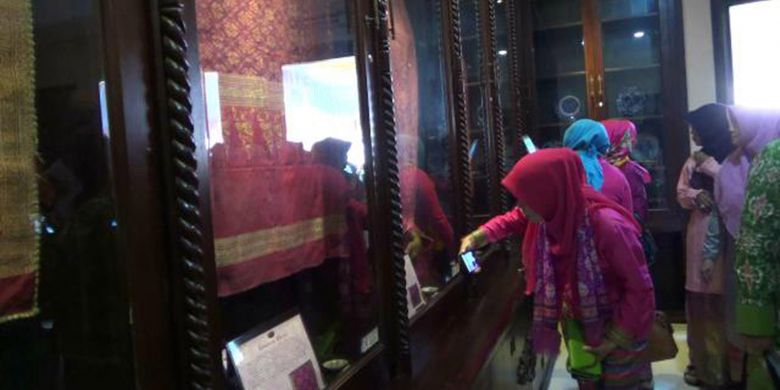 Penganjung melihat pajangan kain tenun cual di Museum Cual Ishadi Pangkal Pinang, Kepulauan Bangka Belitung.