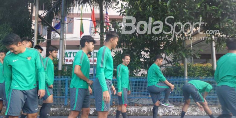Suasana latihan para pemain tim nasional U-19 Indonesia di tempat penginapan mereka, Hotel Olympic, Selasa (12/9/2017). Ini jadi bagian dari persiapan menghadapi Brunei Darussalam dalam laga terakhir penyisihan Grup B Piala AFF U-18, Rabu (13/9/2017).