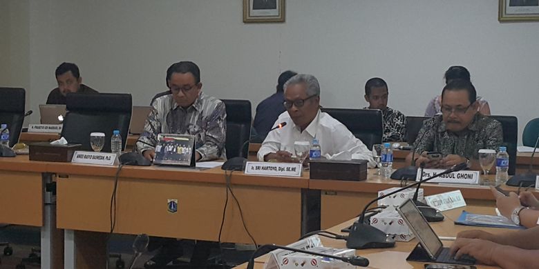 Gubernur terpilih DKI Jakarta Anies Baswedan (kiri) dan Direktur Jenderal Cipta Karya Kementerian PUPR Sri Hartoyo (kemeja putih) di Gedung DPRD DKI Jakarta, Jalan Kebon Sirih, Selasa (10/10/2017).