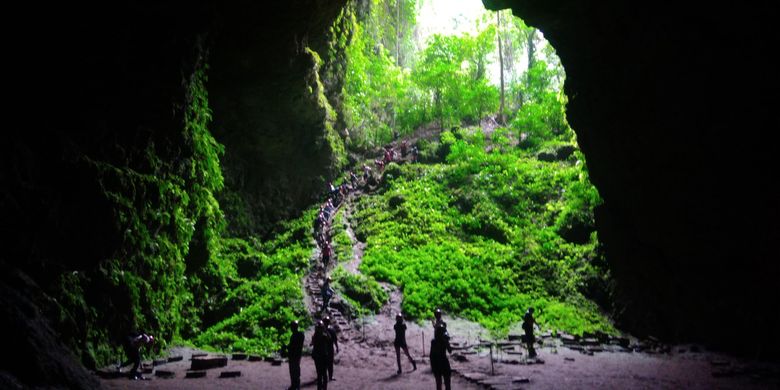 Pintu masuk sebelum menuju luweng Grubug, di Gunungkidul, DI Yogyakarta.