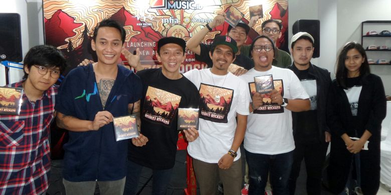 Grup band Rocket Rockers bersama grup band yang terlibat dalam album Cheers From Rocket Rockers saat jumpa pers di kawasan Tebet, Jakarta Selatan, Rabu (18/10/2017). 