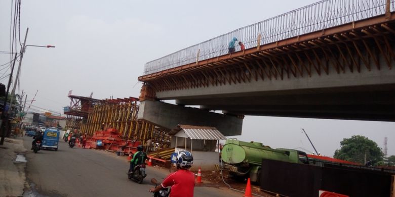 Kondisi terkini proyek pembangunan jembatan layang atau flyover di Cipinang Lontar, Jakarta Timur, Kamis (19/10/2017). Flyover Cipinang Lontar dibangun untuk menghilangkan pelintasan sebidang rel kereta yang menghubungkan Jalan Bekasi Raya dan Jalan Cipinang Jaya.