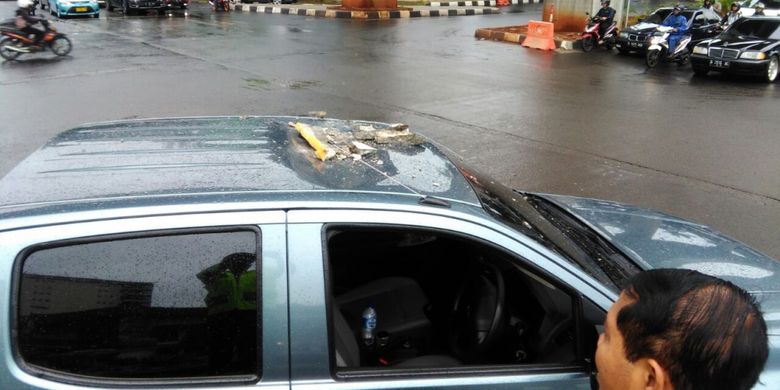 Pecahan beton menimpa mobil di Jalan Trunojoyo, Kebayoran Baru, Jakarta Selatan, Selasa (28/11/2017).